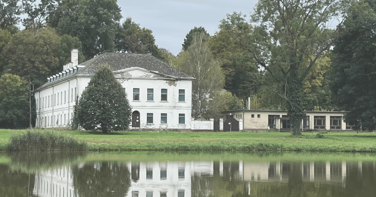 Neoclassical castle reflected in a lake on a rainy September day – featured image for the multisensory Ethereal Storytelling mini atmosphere: "Slope of Echoes – An Ethereal Spark".